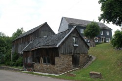 Historische Scheunen im Ortskern von Hüsenbusch