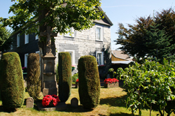 Steinernes Wegkreuz am Wanderweg in Wipperfeld