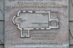 Bronzetafel an der ehemaligen Volksschule