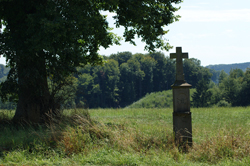 Steinernes Wegkreuz oberhalb von Heid