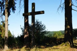 Hölzernes Prozessionskreuz auf dem Wanderparkplatz Wegescheid