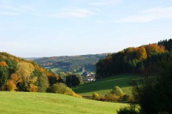 Blick ins Tal auf die Pfarrkirche St. Agatha in Kapellensüng