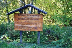 Wegetafel auf dem Wanderparkplatz Vorspanneiche