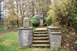 Steinernes Wegkreuz an der ehemaligen Schultheismühle