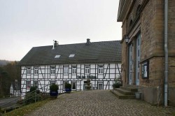 Blick vom Kirchenportal auf das Restaurant „In der Delling“