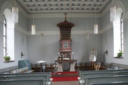 Blick auf Kanzel und Altar in der Dellinger Kirche
