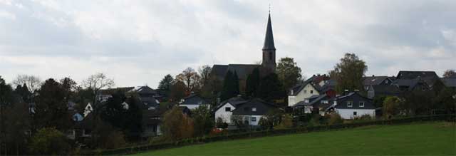 Kreuzberg mit Pfarrkirche „St. Johannes Apostel und Evangelist“