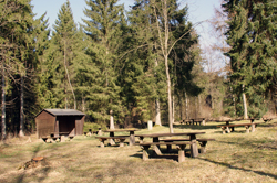 Rastplatz mit Schutzhütte nahe dem Wanderparkplatz Dollenbruch