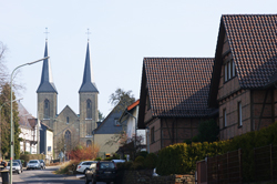 Die Alte Römerstraße mit Pfarrkirche St. Mariä Heimsuchung in Marialinden