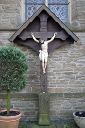 Wegkreuz aus Falkemich an der Kirche in Marialinden