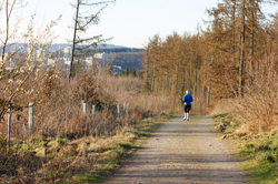 Joggerin unterhab des Mühlenkopfes