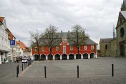 Das Soester Rathaus neben St. Patrokli