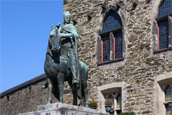 Schloß Burg an der Wupper. Reiterstandbild Graf Engelbert II. von Berg, Bronze, Hohlguß, von Paul Wynand (!925)