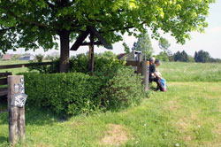 Wegkreuz mit Strandkorb unweit des Wirtsspezarder Hofs