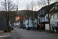 Die Hauptstraße (Zeithstraße) in Much mit Blick auf St. Martinus