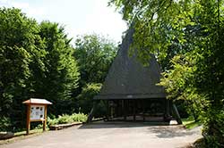 Die neue Friedhofskapelle auf dem Waldfriedhof