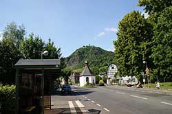 Blick über die Marienkapelle hinauf zum Drachenfels