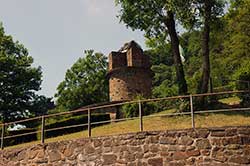 Das Ulanendenkmal unterhalb des Drachenfels