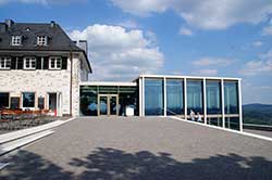  Restaurant mit dem neugestalteten Drachenfelsplateau in Königswinter