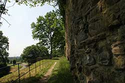 Der Bergische Weg entlang der Stadtbefestigung von Stadt Blankenberg