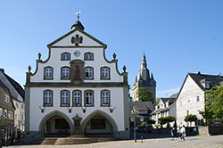 Das Briloner Rathaus mit der Probsteikirche St. Petrus und Andreas