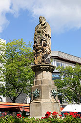 Der Petrusbrunnen auf dem Marktplatz in Brilon