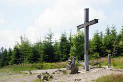 Der Langenberg etwa 10 Meter südwestlich der Landesgrenze zu Hessen ist mit 843,2 m ü. NN der höchste Berg Westfalens