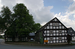 Der Hof Padberg war die Kernzelle des Dorfes und entwickelte sich zu einem bekannten Rast- und Gasthof mit eigener Bier- und Branntweinbrennerei