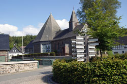 Blick vom Dorfplatz auf die Laurentiuskapelle in Küstelberg