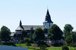 Blick vom Rothaarsteig auf die St.-Jakobus-Kirche in Winterberg