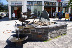 Moderner Stadtbrunnen in Winterberg an der Pforte