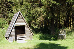 Schutzhütte mit Schnadestein an der früheren Grenze zwischen Winterberg und der ehemaligen Grafschaft Wittgenstein