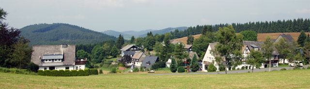 Das Dorf Lenneplätze mit dem Hintersten Hohen Knochen