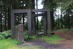 Skulptur „Kein leichtes Spiel“ von Ansgar Nierhoff