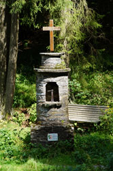 Der denkmalgeschützte Altarstein im Grubental bei Latrop