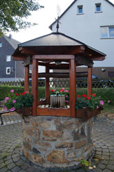 Der neue Dorfbrunnen mit Krebs in Manderbach