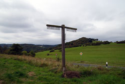 Blick vom Wanderparkplatz Donsbach auf den Kornberg