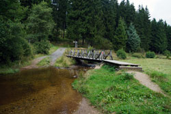 Holzsteg über den Schwarzbach