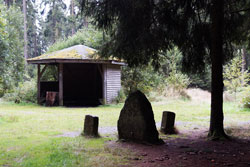 Schutzhütte mit Grenzsteinen auf dem Dreiherrnstein