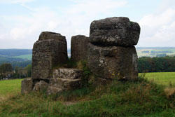 Der Ketzerstein unmittelbar am Rothaarsteig