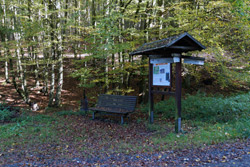 Rastplatz mit Touristeninformation unterhalb des Wildweiberhäuschens