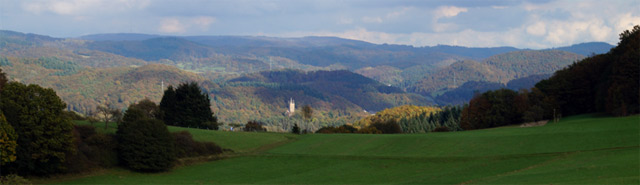 Blick vom Rothaarsteig am Kornberg auf den Wilhelmsturm in Dillenburg