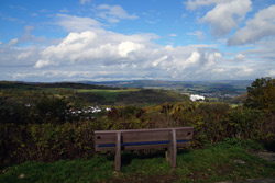 Blick vom Rastplatz "Zu den wilden Weibern" nach Langenaubach und Haiger