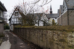 Die Bergische Eisenstraße beim Kloster St. Mariä Heimsuchung in Marienheide