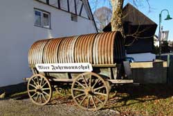 Pulverwagen vor dem Alten Fuhrmannshof