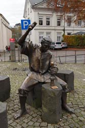 Das Münzschlägerdenkmal auf dem Marktplatz erinnert daran, dass die Grafen von von Berg ab 1275 etwa 100 Jahre lang in Wipperfürth Münzen prägen ließen