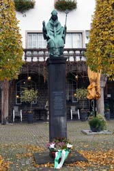 Denkmal des Stadtpatrons Engelbert von Berg (geboren um 1185, ermordet am 7.11.1225). Die Bronzefigur von 1914 zeigt ihn mit schwert und Bischofsstab, den Symbolen weltlicher und geistlicher Herrschaft