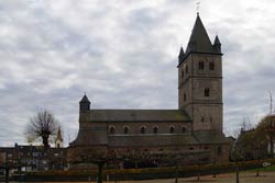 Die Nikolauskirche wurde wahrscheinlich 1143 als Filialstift der Kölner Basilika St. Aposteln erbaut. Sie stand direkt an der Stadtmauer, weshalb der Kirchturm als Wehrturm ausgeführt wurde. Er ist stolze 57m hoch und erlaubte eine weite Fernsicht und diente gleichzeitig als überregionale Landschaftsmarke. Neben dem großen Turm zeigt das für romanische Kirchen große Mittelschiff die Bedeutung von St. Nikolaus im Mittelalter