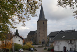 Blick über den Burgplatz auf die katholische Pfarrkirche St. Severin