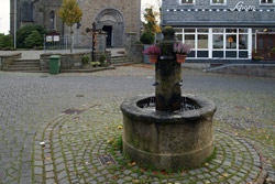 Der Dorfbrunnen am Burgplatz